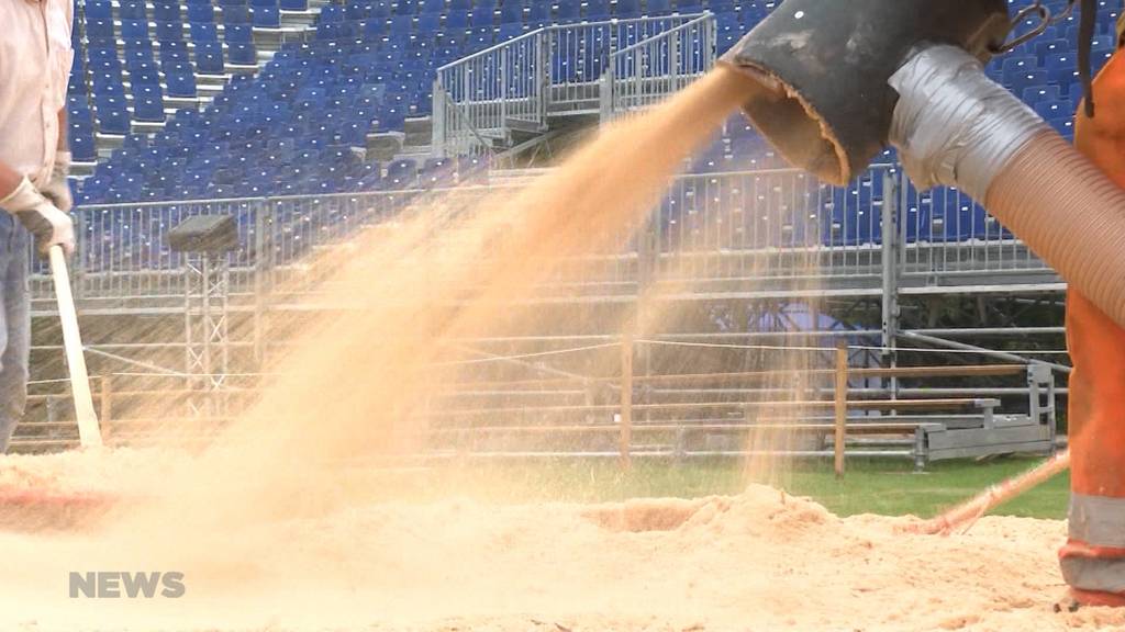 Premiere am Bernisch-Kantonalen Schwingfest: Sägemehl wird wegen nassem Wetter in Arena geblasen