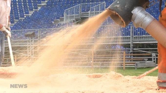 Premiere am Bernisch-Kantonalen Schwingfest: Sägemehl wird wegen nassem Wetter in Arena geblasen