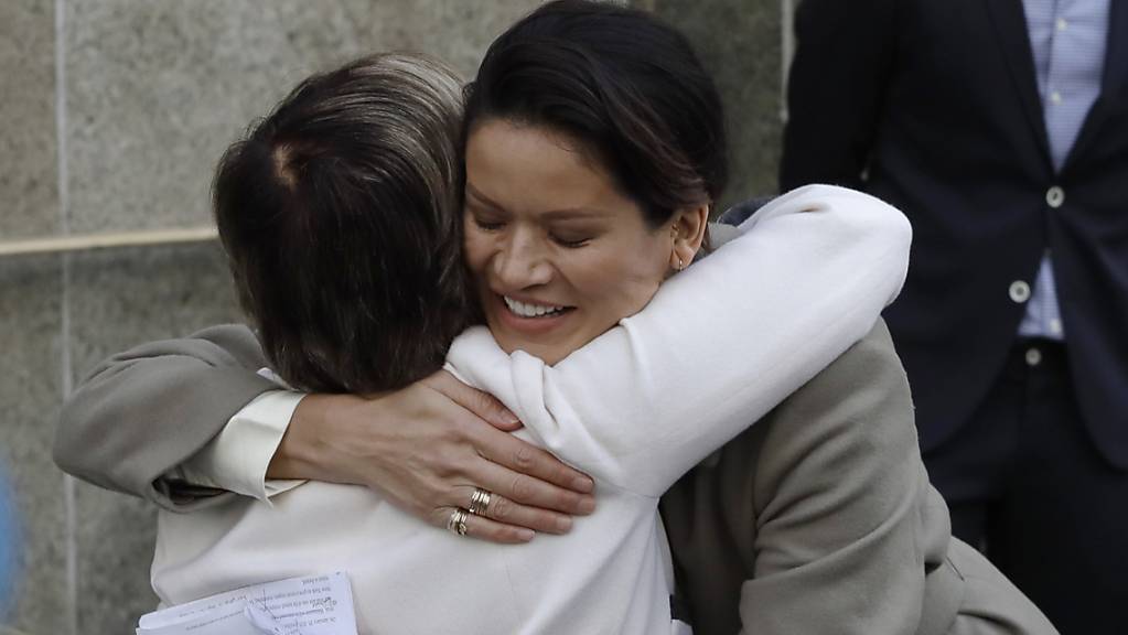 Zeugin im Weinstein-Prozess, Tarale Wulff, umarmt die Anwältin der Opfer, Gloria Allred, nach der Verkündigung der Strafe für Harvey Weinstein. (Foto: Mark Lennihan/AP Keystone-SDA)