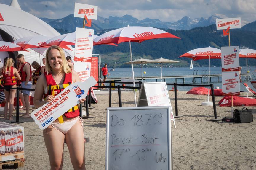 Karin aus Hildisrieden gewinnt die Private Session des Rivella Water Splash im Lido Luzern.