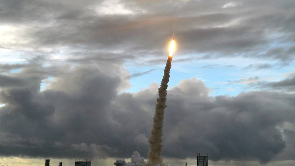 Eine europäische Trägerrakete vom Typ Vega-C soll nach dem jüngsten Fehlstart im Dezember frühestens Ende 2024 wieder in die Luft gehen. (Archivbild)