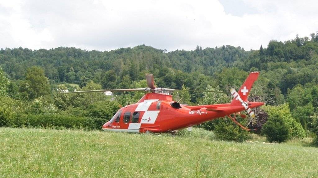 Schwer verletzt ins Spital geflogen: Ein 30-Jähriger ist mit seinem Gleitschirm im Kanton Zug abgestürzt.