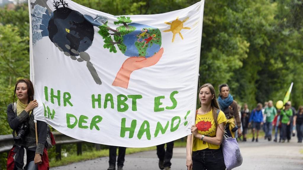 Teilnehmer an der Wanderung Menschenstrom gegen Atom in der Region um das AKW Beznau in Beznau (AG).