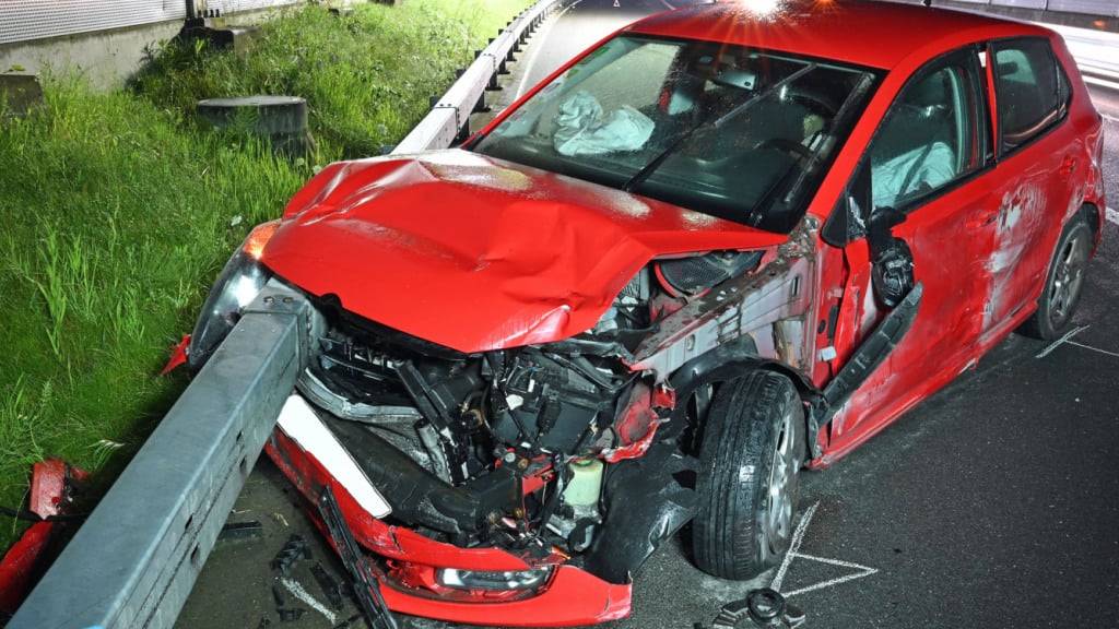 Die Luzerner Polizei rückte am frühen Freitagmorgen zu einem Unfall auf der A2 bei Emmen aus.