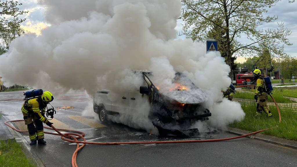 Die Freiwillige Feuerwehr der Stadt Zug konnte den Lieferwagen-Brand löschen.