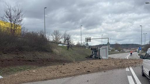 Lastwagen kippt auf A51 bei Kloten ZH um und blockiert Autobahn
