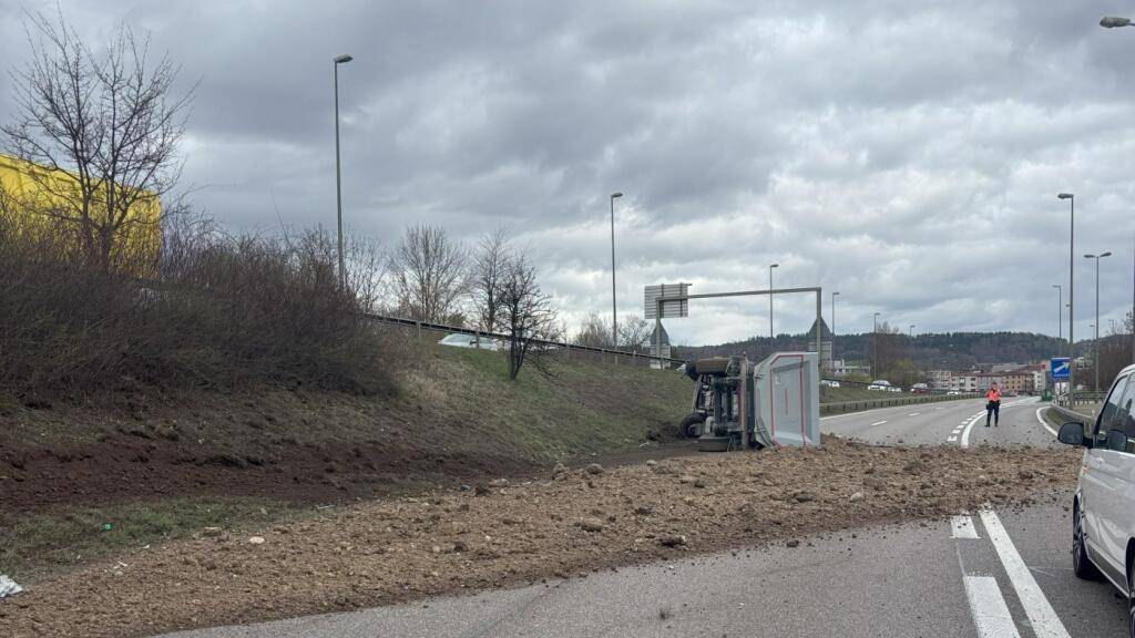 Die Ladung des Lastwagens landete auf der Autobahn und musste zuerst entfernt werden.