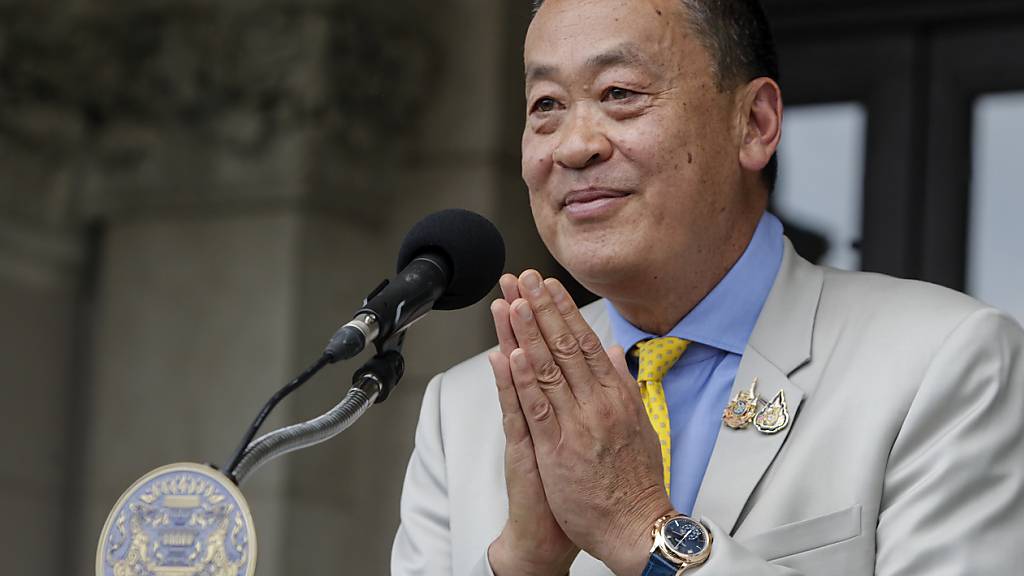 Thailands Premierminister Srettha Thavisin spricht während einer Pressekonferenz im Regierungsgebäude zu den Medienvertretern. Das Verfassungsgericht hat Premierminister Thavisin eines groben Verstoßes gegen die Berufsethik für schuldig befunden, weil er den Ex-Sträfling Pichit Chuenban zum Kabinettsminister ernannt hatte. Das Urteil führte dazu, dass Srettha nach weniger als einem Jahr im Amt entlassen wurde. Foto: Chaiwat Subprasom/SOPA Images via ZUMA Press Wire/dpa
