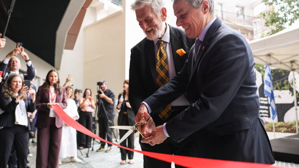 Ignazio Cassis und Ioannis Loverdos, stellvertretender griechischer Aussenminister, bei der Einweihungsfeier der neuen Schweizer Botschaft in Athen, in der die Schweizer Botschaft, die Schweizerische Archäologische Schule in Griechenland und das Flux Laboratory unter einem Dach vereint sind.