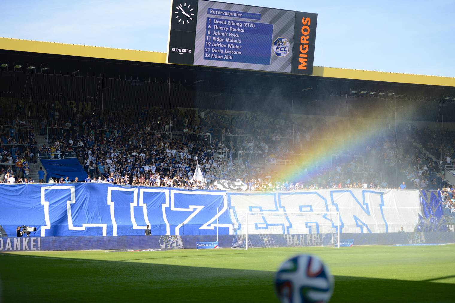 Die Fans feuern den FCL in der swissporarena an.