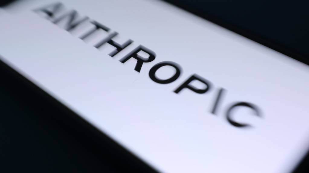 Seit Wochen sorgen vor allem Eskapaden von KI des ChatGPT-Entwicklers OpenAI für Schlagzeilen. Doch auch Software des Rivalen Anthropic reichte echte Formulare auf Behörden-Websites ein. (Symbolbild)