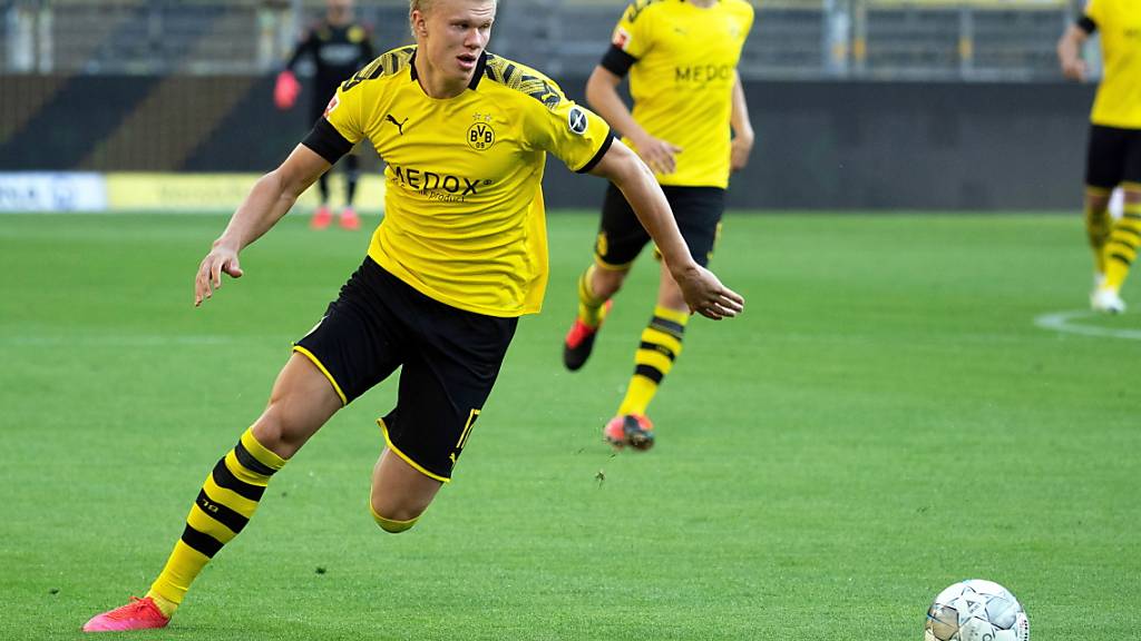 Dortmunds Starstürmer Erling Haaland verletzte sich im Spitzenspiel gegen Bayern München am Knie
