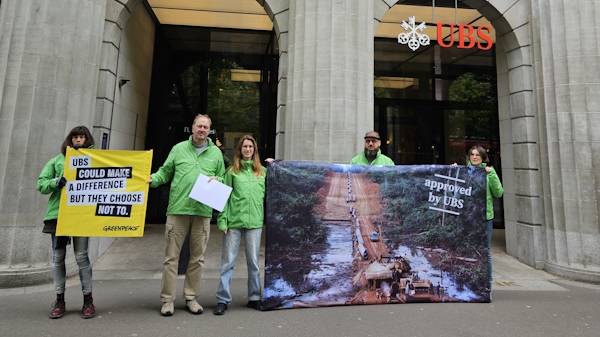 Greenpeace protestiert vor UBS-Filiale in der Bahnhofstrasse