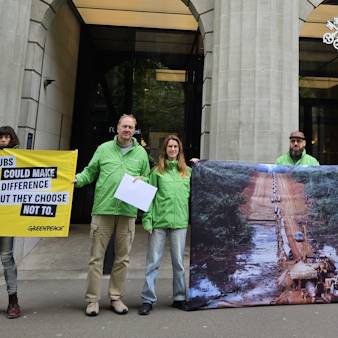 Greenpeace protestiert vor UBS-Filiale in der Bahnhofstrasse