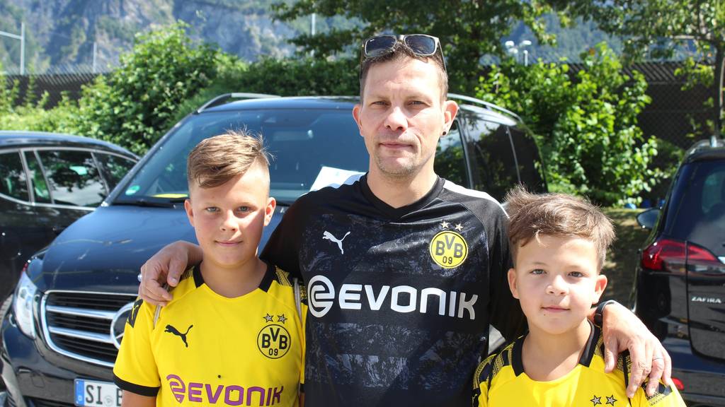 Sohn, Vater und Göttibueb der Familie Hörler sind morgen auch im Kybunpark nah beim BVB. (Bild: FM1Today/Noémie Bont)