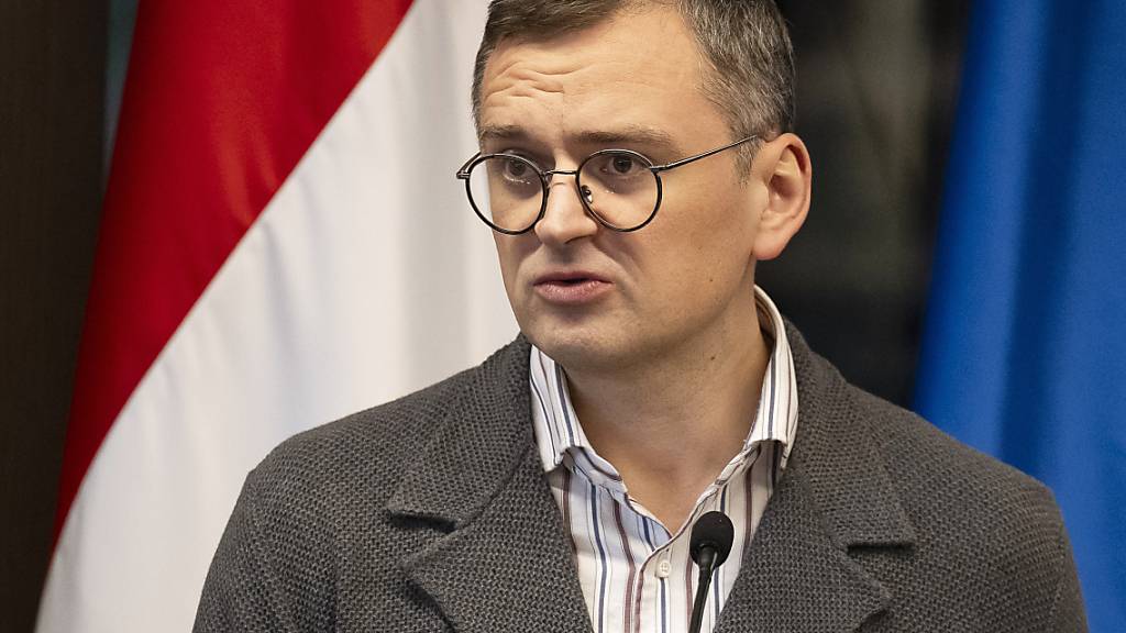 Dmytro Kuleba, Außenminister der Ukraine, spricht während einer Pressekonferenz mit seinem ungarischen Amtskollegen und dem ukrainischen Chef des Präsidentenbüros. Foto: Denes Erdos/AP/dpa
