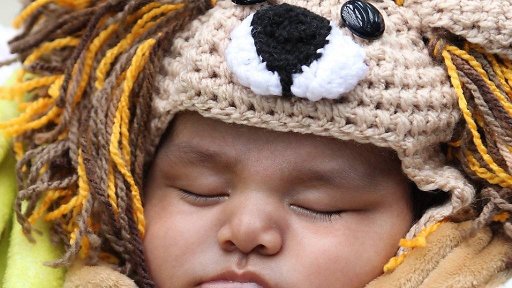 Passanten entdeckten das von den Eltern im Tiershop vergessene Baby schlafend in einem Korb. (Symbolbild)