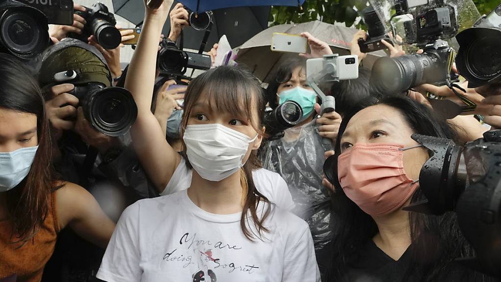 Die in Hongkong von der Polizei verhaftete Aktivistin Agnes Chow (Bildmitte) ist wieder auf freiem Fuss. (Archivbild)