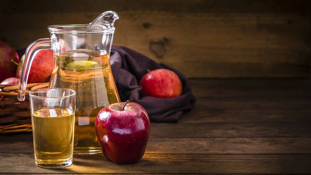 Beträufle oder besprühe dein Schweinefleisch mit etwas Apfelsaft