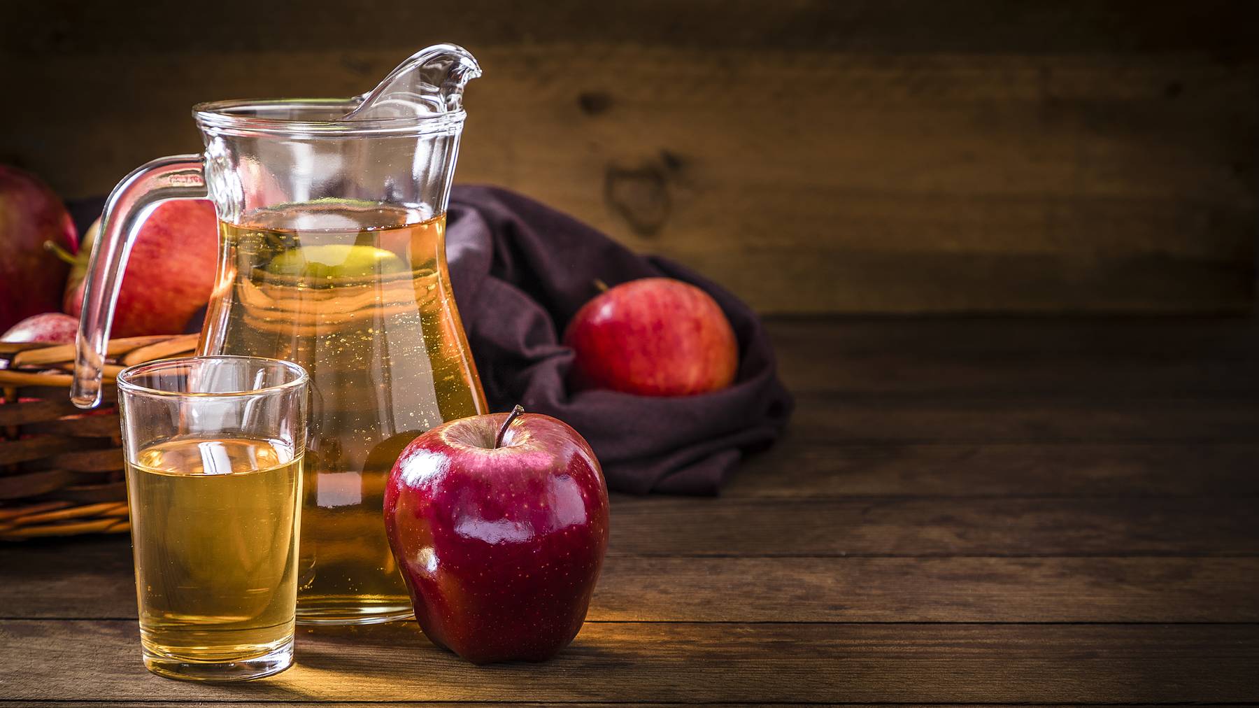 Beträufle oder besprühe dein Schweinefleisch mit etwas Apfelsaft