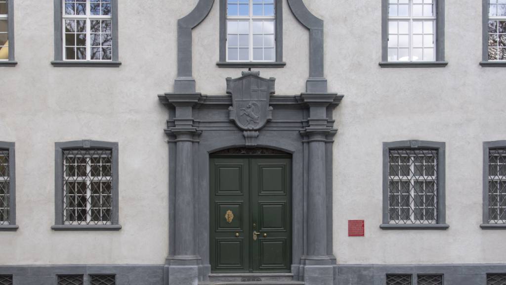 Geht es nach der Bündner Regierung, sollen die Gemeinden eine besondere Liegenschaftssteuer erheben dürfen. Im Bild zu sehen ist das Regierungsgebäude in Chur. (Archivbild)