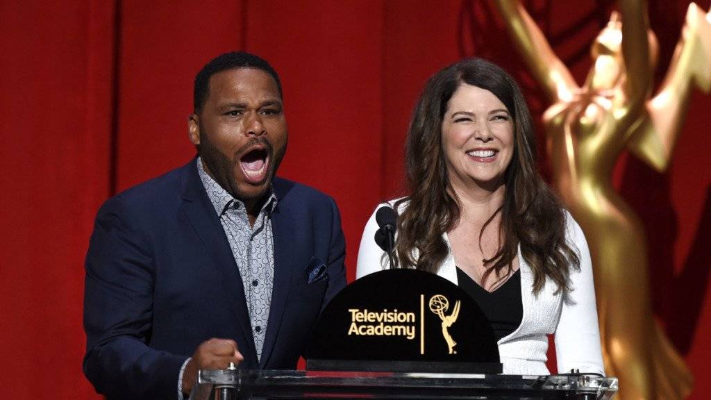 Anthony Anderson flippte aus, als seine Moderationskollegin Lauren Graham (r, «Gilmore Girls») eröffnete, dass er selber für einen Emmy nominiert sei.