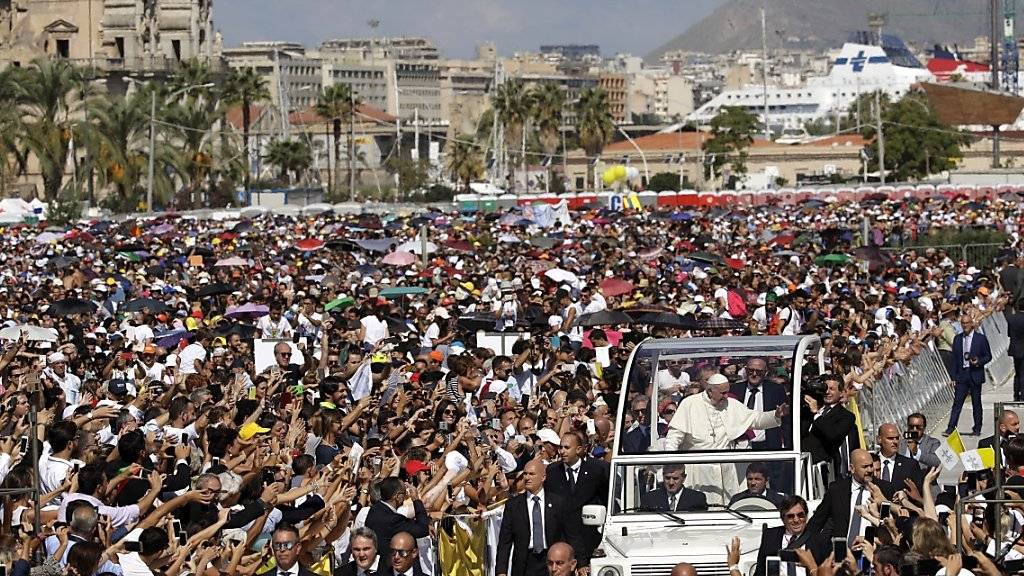 Zehntausende begrüssen Papst Franziskus vor der Messe in Palermo.