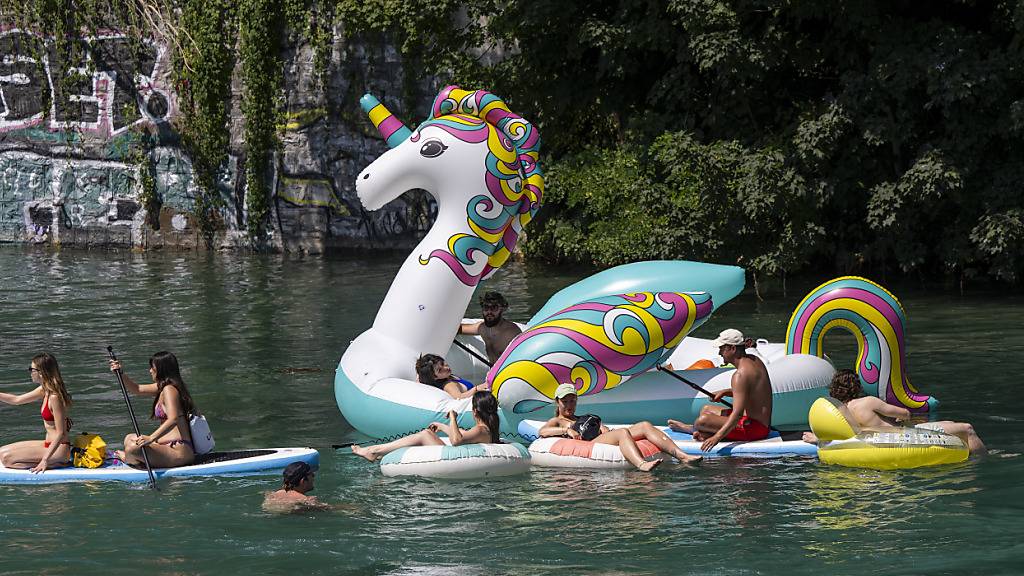 Die Menschen in Genf suchen Abkühlung in der Rhone. (Archivbild)