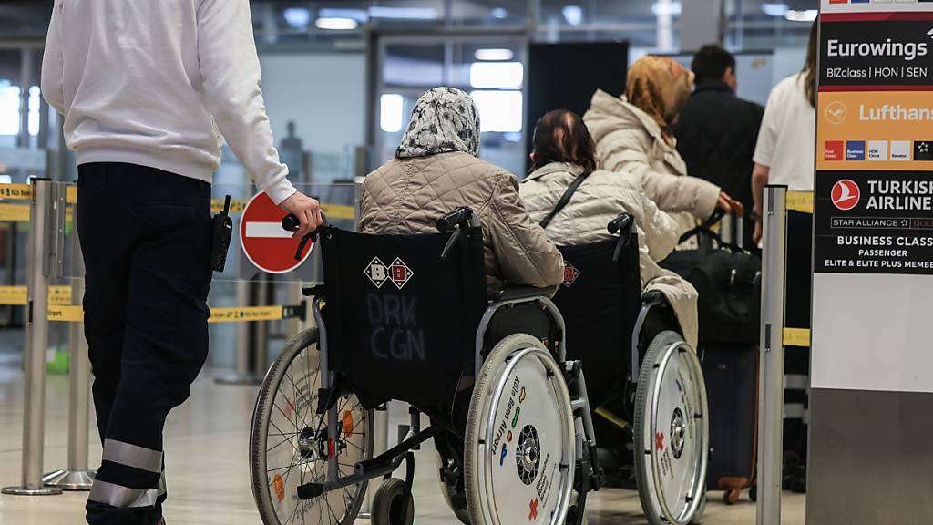 Dienstleistungen für Reisende mit eingeschränkter Mobilität will der Flughafen Zürich künftig selbst ausführen. (Archivbild)