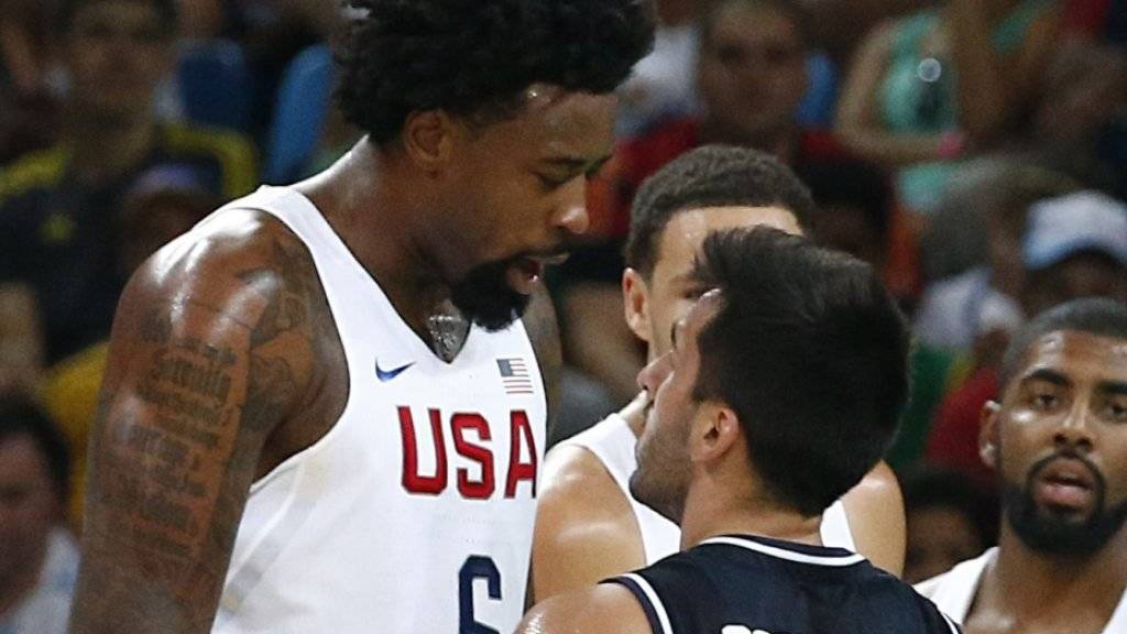 DeAndre Jordan (links) und die US-Basketballer sorgen gegen Argentinien (mit Facundo Campazzo) für klare Verhältnisse