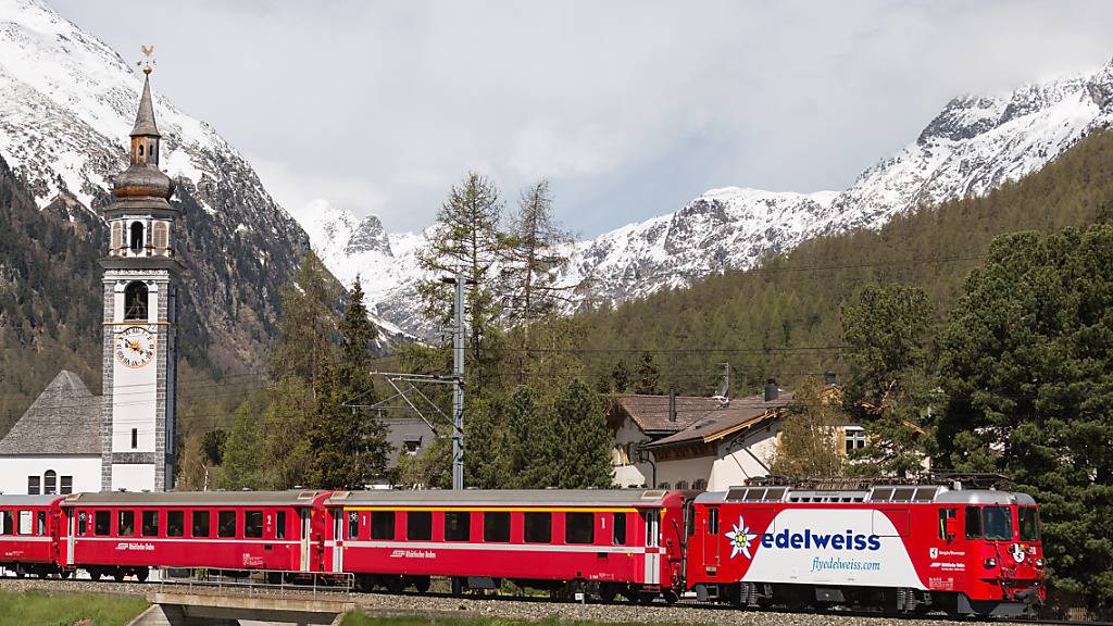 RhB-Zug in Bever GR im Oberengadin. Die Strecke Chur-St.Moritz ist wegen eines aus den Schienen gesprungenen Zuges unterbrochen. (Archivbild)