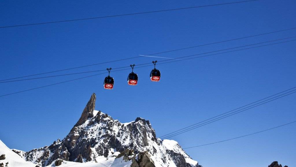 Gondeln der Panoramaseilbahn, welche die Gipfel «Aiguilles du Midi» und «Pointe Helbronner» zwischen dem französischen und dem italienischen Teil des «Mont Blanc» miteinander verbindet. (Archiv)
