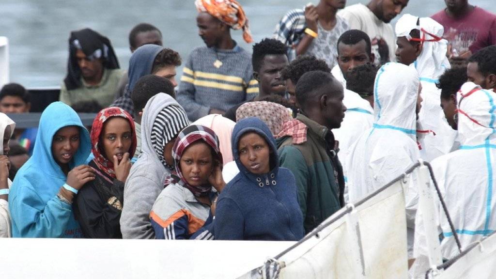 Flüchtlinge auf einem Rettungsboot im italienischen Hafen von Catania. (Archiv)