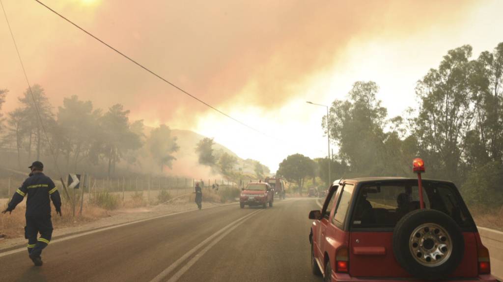 dpatopbilder - Feuerwehrleute bekämpfen einen Waldbrand in der Nähe des Dorfes Lampiri, westlich von Patras. Foto: Andreas Alexopoulos/AP/dpa