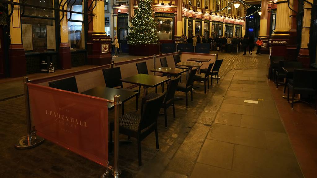 Leere Plätze vor einem Restaurant in London. Die Omikron-Variante breitet sich derzeit mit rasender Geschwindigkeit in Großbritannien aus. Foto: Alastair Grant/AP/dpa