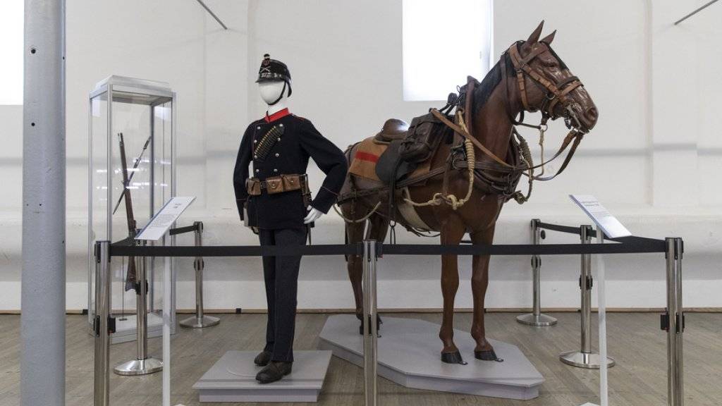 Die Uniform und die Reitausrüstung eines Füsiliers aus dem Jahr 1898 in der Ausstellung zu den Veränderungen von Waffenplatz Thun und Stadt Thun in den letzten 200 Jahren.