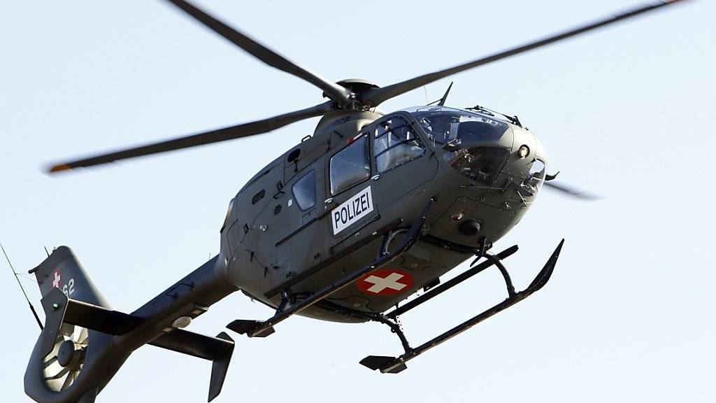 Mit eines Helikopters, ausgerüstet mit einer Wärmebild- und einer Infrarotkamera, hat die Polizei im Kanton Zürich einen 80-jährigen Vermissten aufgefunden und gerettet. (Archivbild)