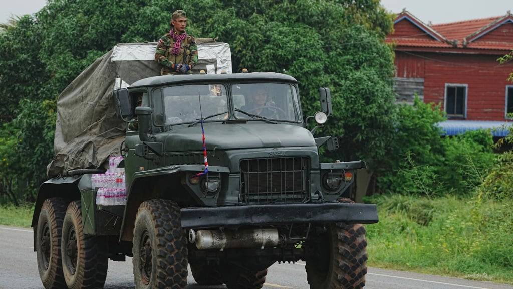 Ein kambodschanisches Militärfahrzeug trägt einen Raketenwerfer in der Provinz Oddar Meanchey, Kambodscha, während die Grenzkämpfe zwischen Thailand und Kambodscha in den dritten Tag gehen und die Angst vor einer Ausweitung des Konflikts wächst. Foto: Heng Sinith/AP/dpa