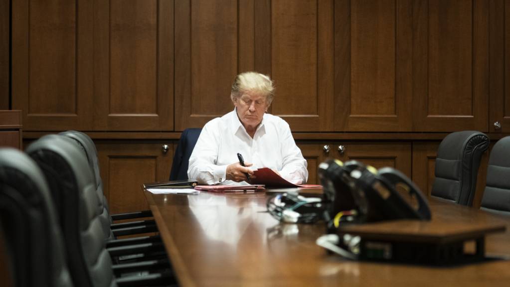 Donald Trump, Präsident der USA, arbeitet in einem Konferenzraum des Militärkrankenhauses Walter Reed in Bethesda.