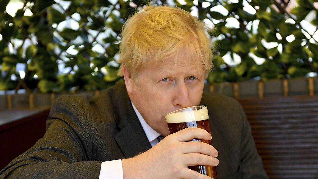 Der britische Premierminister Boris Johnson trinkt aus einem Pint-Glas (0,568 Liter). (Archivbild)