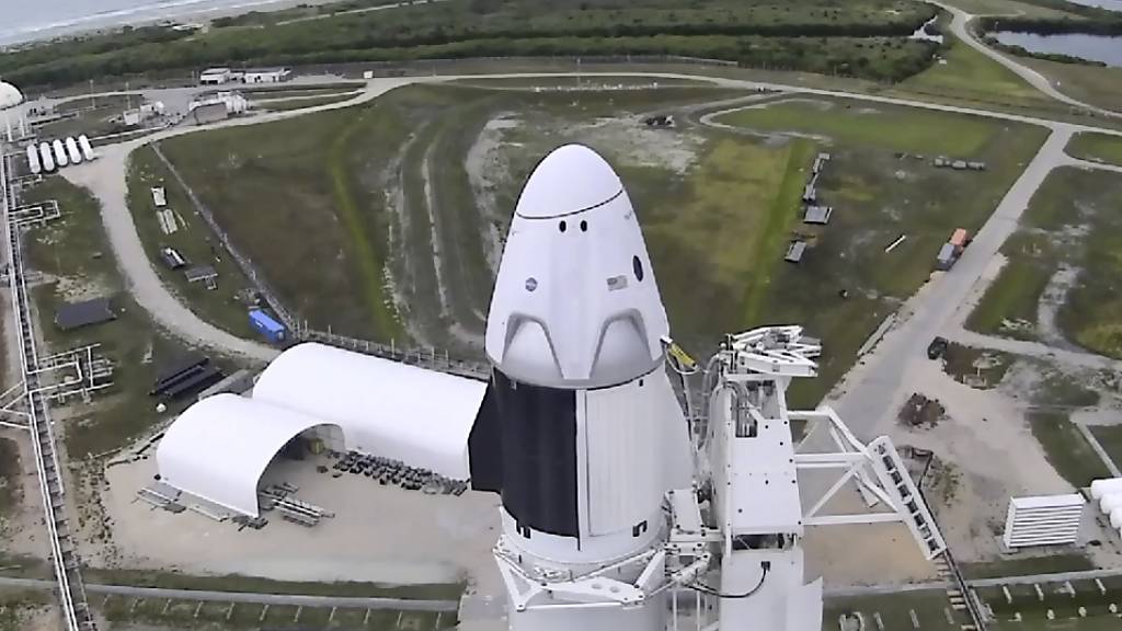 Start wegen schlechten Wetters abgesagt: Die «Falcon 9»-Rakete mit der «Crew Dragon»-Raumkapsel am Mittwoch in Cape Canaveral.