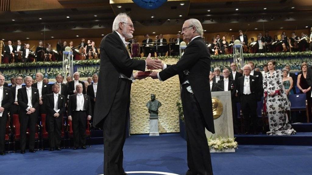 Der Waadtländer Jacques Dubochet (l.), Nobelpreisträger für Chemie, erhält in Stockholm aus den Händen von Schwedens König Carl XVI. Gustaf (r.) eine Goldmedaille und ein Diplom.