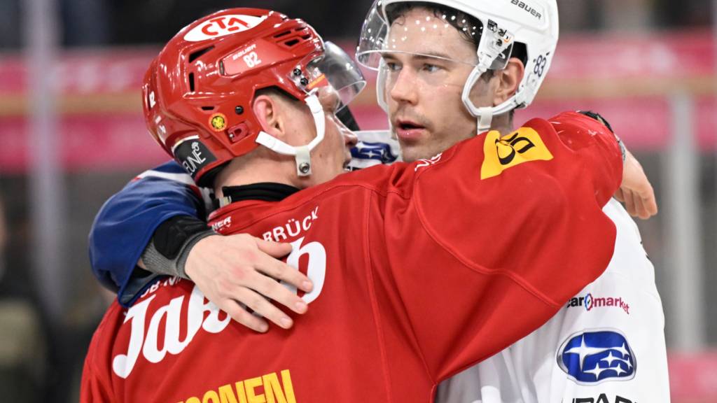 Respekt von Freund und Gegner: Langnaus Finne Harri Pesonen wird von seinem Landsmann bei den ZSC Lions, Juho Lammikko, emotional verabschiedet