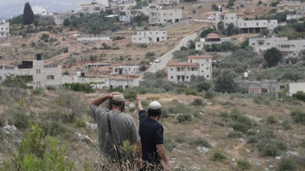 ARCHIV - Israelische Siedler im Westjordanland. Foto: Maya Alleruzzo/AP/dpa/Archivbild