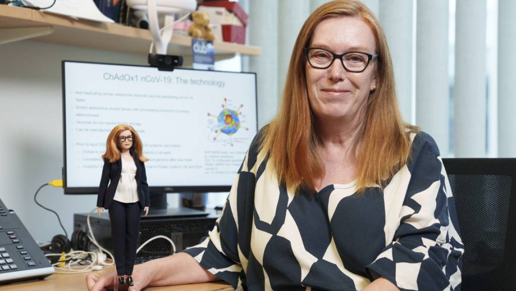 Professor Sarah Gilbert, Mitentwicklerin des AstraZeneca-Impfstoffs, mit «ihrer» Barbie (Andy Paradise/Mattel via AP).