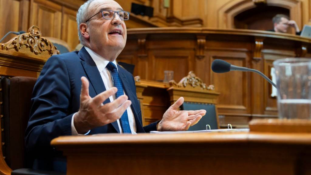 Auch für den Bundesrat ist die Ausdehnung der Kurzarbeitsentschädigung ein Mittel, um dem US-Zollhammer zu begegnen. Wirtschaftsminister Guy Parmelin begrüsste den entsprechenden Entscheid im Ständerat. (Archivbild)