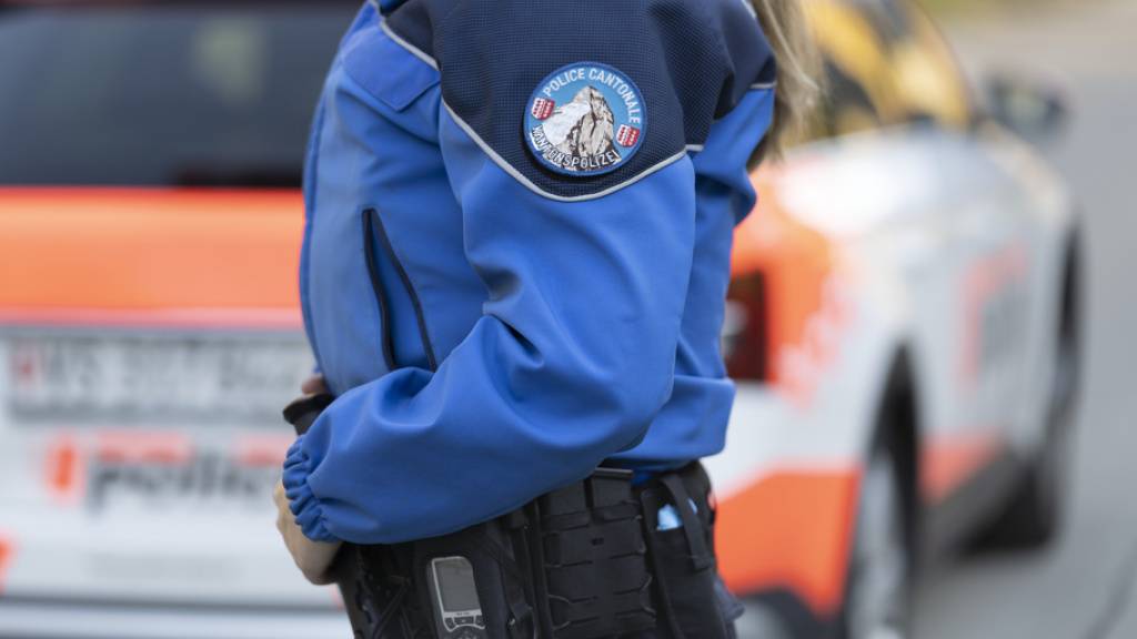 Nach Angaben der Kantonspolizei Wallis ist eine 46-jährige Frau in Monthey VS mit einer Stichwaffe getötet worden. Ihr 51-jähriger Ehemann und die gemeinsame Tochter wurden verletzt. (Symbolbild)