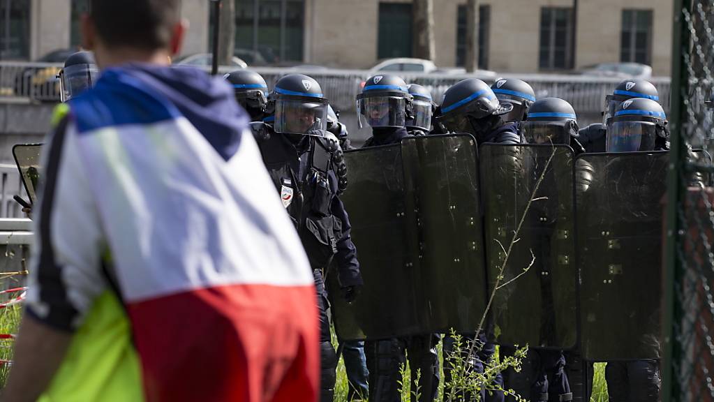 In Frankreich ereigneten sich am Samstag erneut Ausschreitungen am Rande von «Gelbwesten»-Protesten und die Sicherheitskräfte schritten ein. (Archivbild)