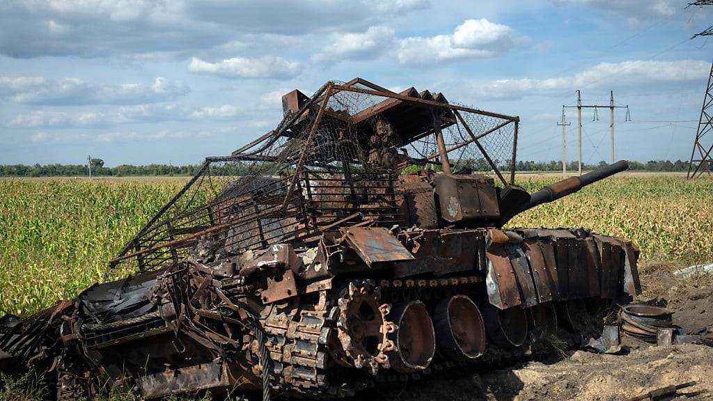 ARCHIV - Ein zerstörter russischer Panzer liegt am Straßenrand. Foto: Uncredited/AP/dpa