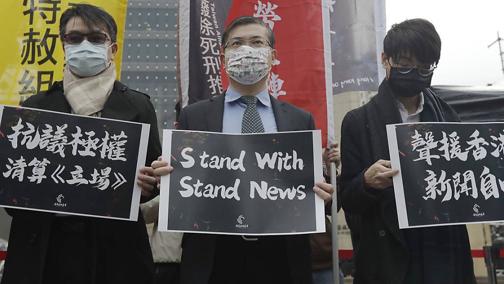 Nachdem am 29. Dezember mehrere Mitarbeiter festgenommen wurden, teilte die Online-Publikation «Stand News» einige Stunden später mit, alle Mitarbeiter entlassen und den Betrieb mit sofortiger Wirkung eingestellt zu haben. Foto: Chiang Ying-Ying/AP/dpa